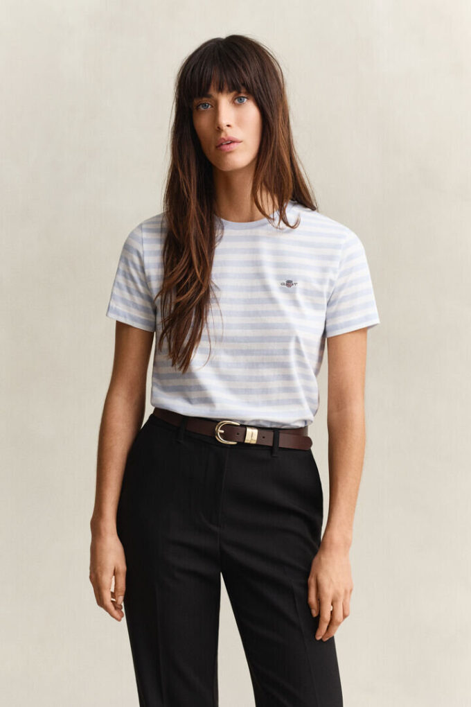 T-shirt com escudo às riscas