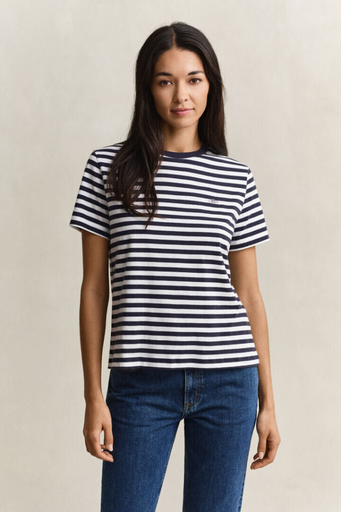 T-shirt com escudo às riscas