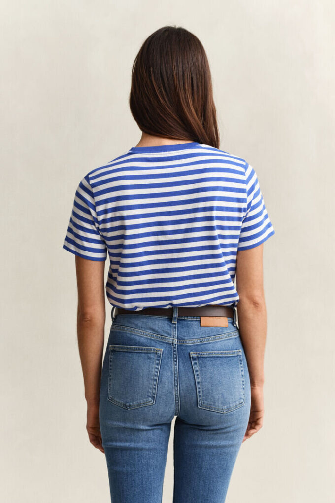 T-shirt com escudo às riscas