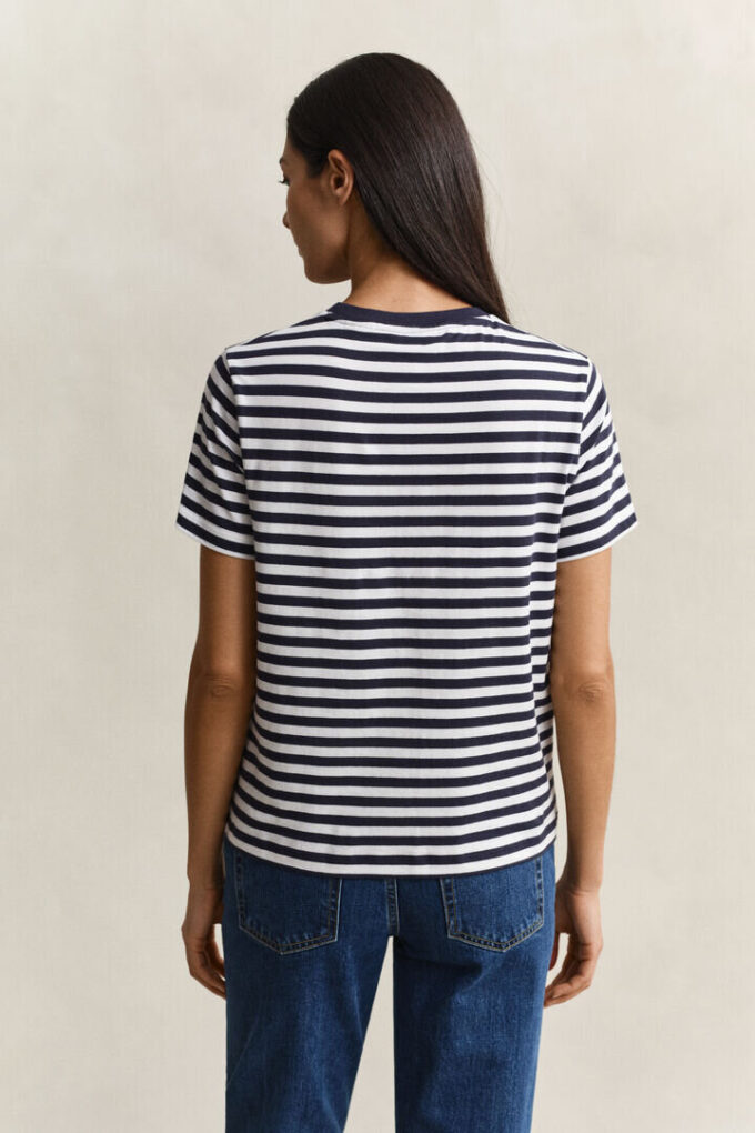 T-shirt com escudo às riscas