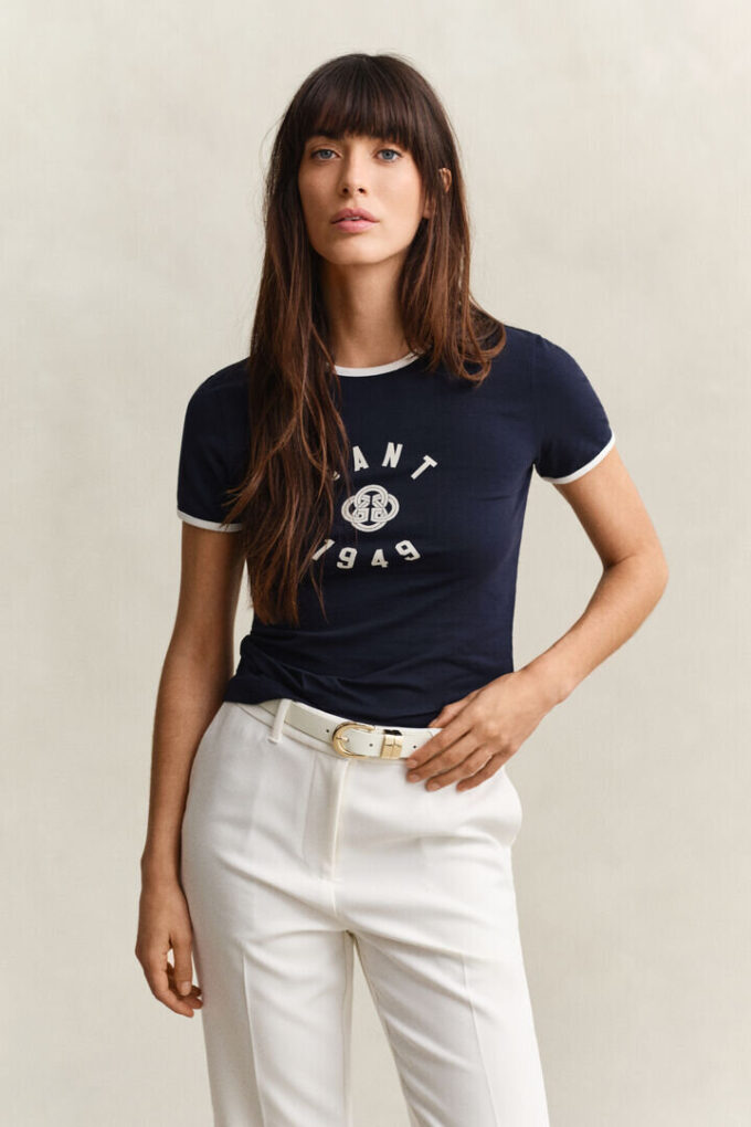 T-shirt com gola em contraste