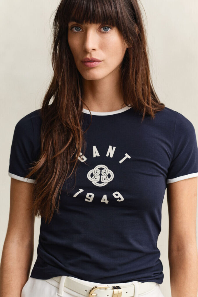 T-shirt com gola em contraste