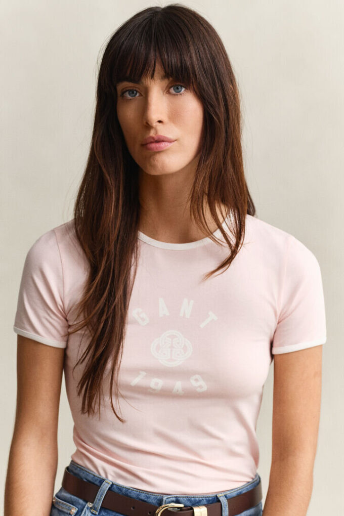 T-shirt com gola em contraste