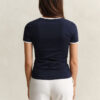 T-shirt com gola em contraste