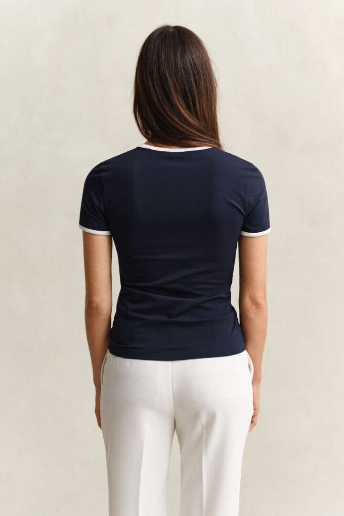 T-shirt com gola em contraste