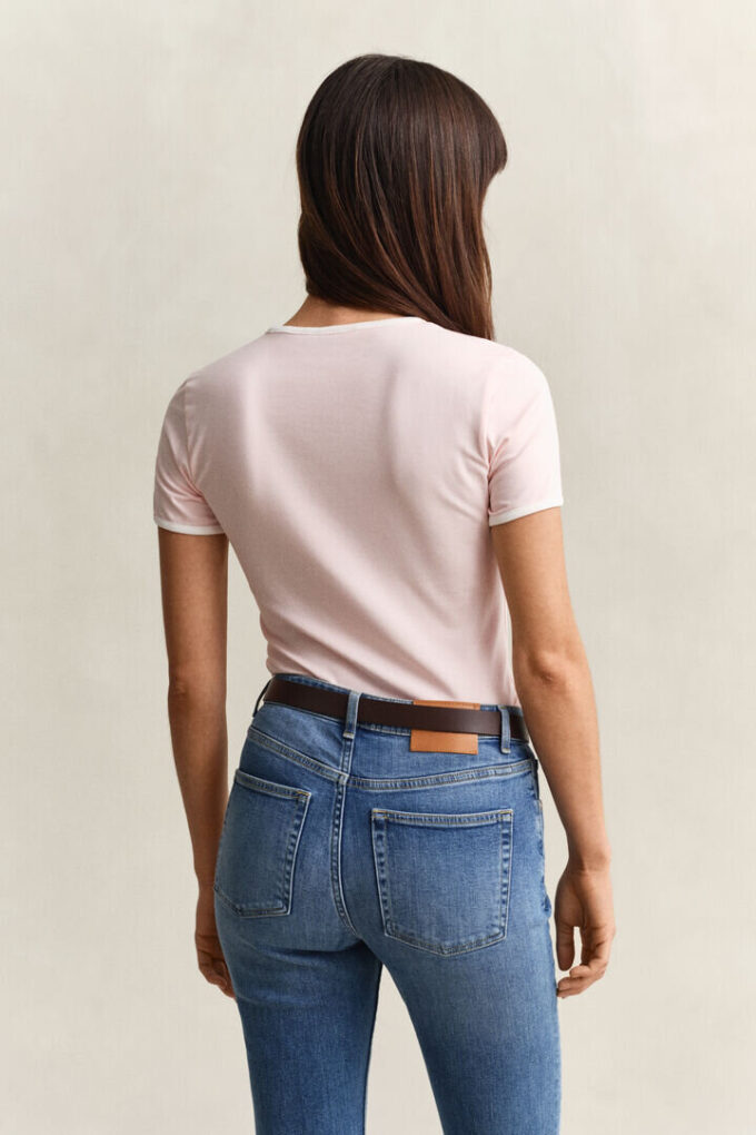 T-shirt com gola em contraste