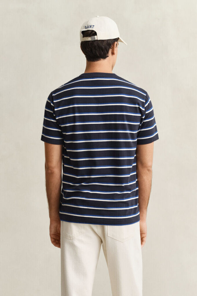 T-shirt com riscas múltiplas