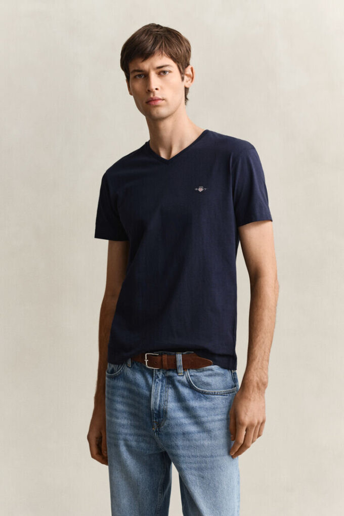 T-shirt de corte justo com decote em V e emblema