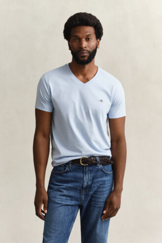 T-shirt de corte justo com decote em V e emblema