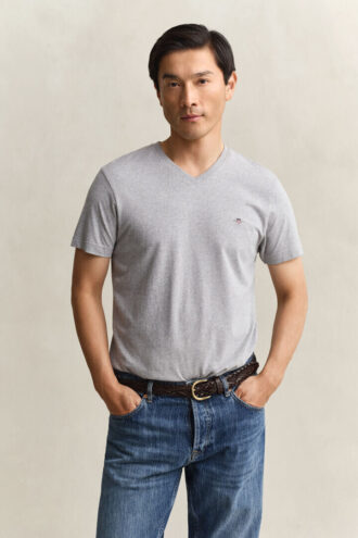 T-shirt de corte justo com decote em V e emblema