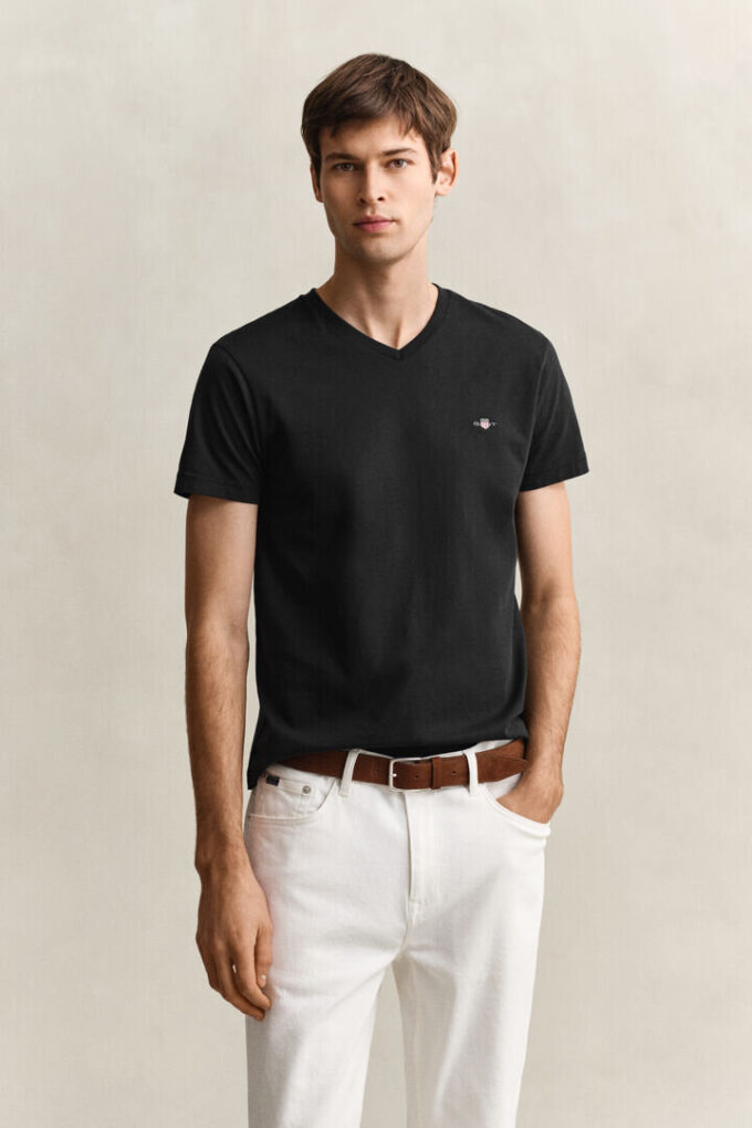 T-shirt de corte justo com decote em V e emblema