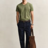 T-shirt de corte justo com decote em V e emblema