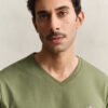 T-shirt de corte justo com decote em V e emblema