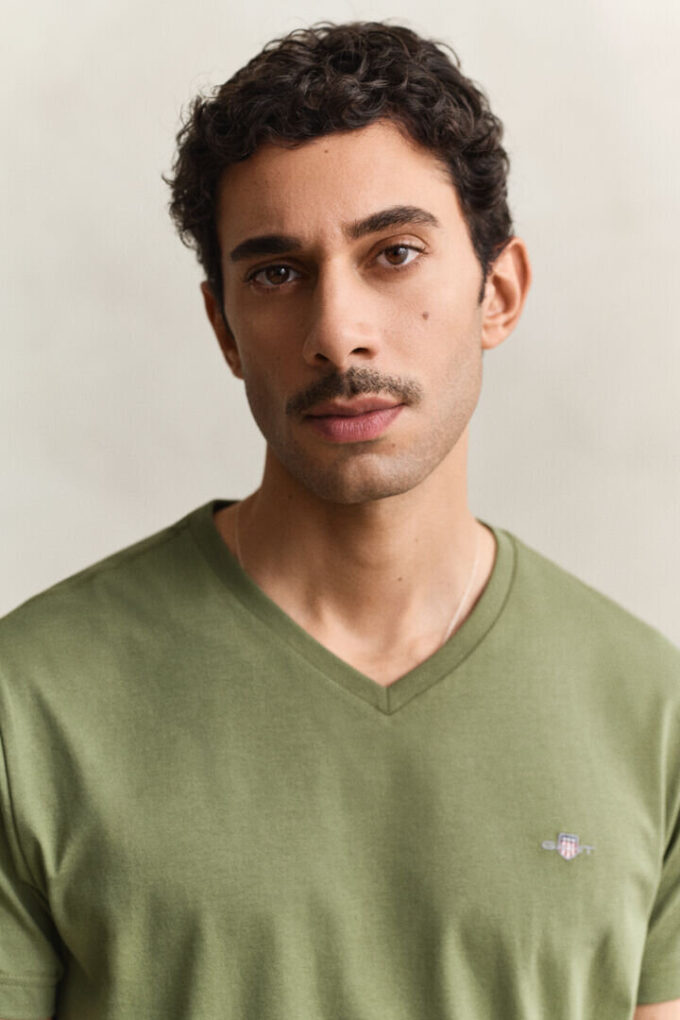 T-shirt de corte justo com decote em V e emblema