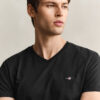 T-shirt de corte justo com decote em V e emblema