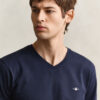 T-shirt de corte justo com decote em V e emblema