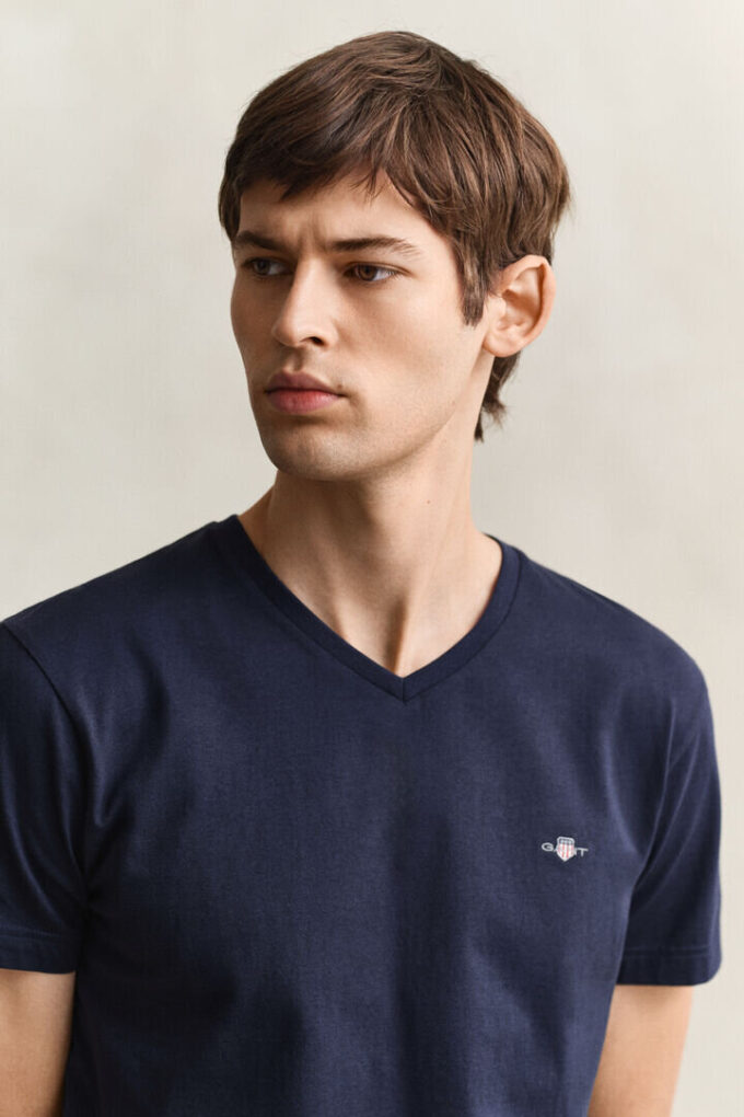 T-shirt de corte justo com decote em V e emblema