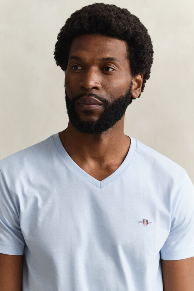 T-shirt de corte justo com decote em V e emblema