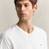 T-shirt de corte justo com decote em V e emblema