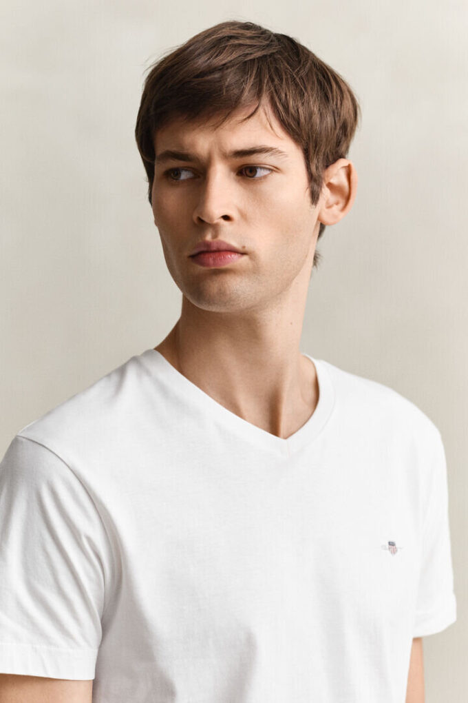 T-shirt de corte justo com decote em V e emblema
