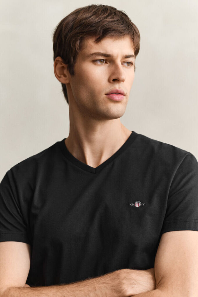 T-shirt de corte justo com decote em V e emblema