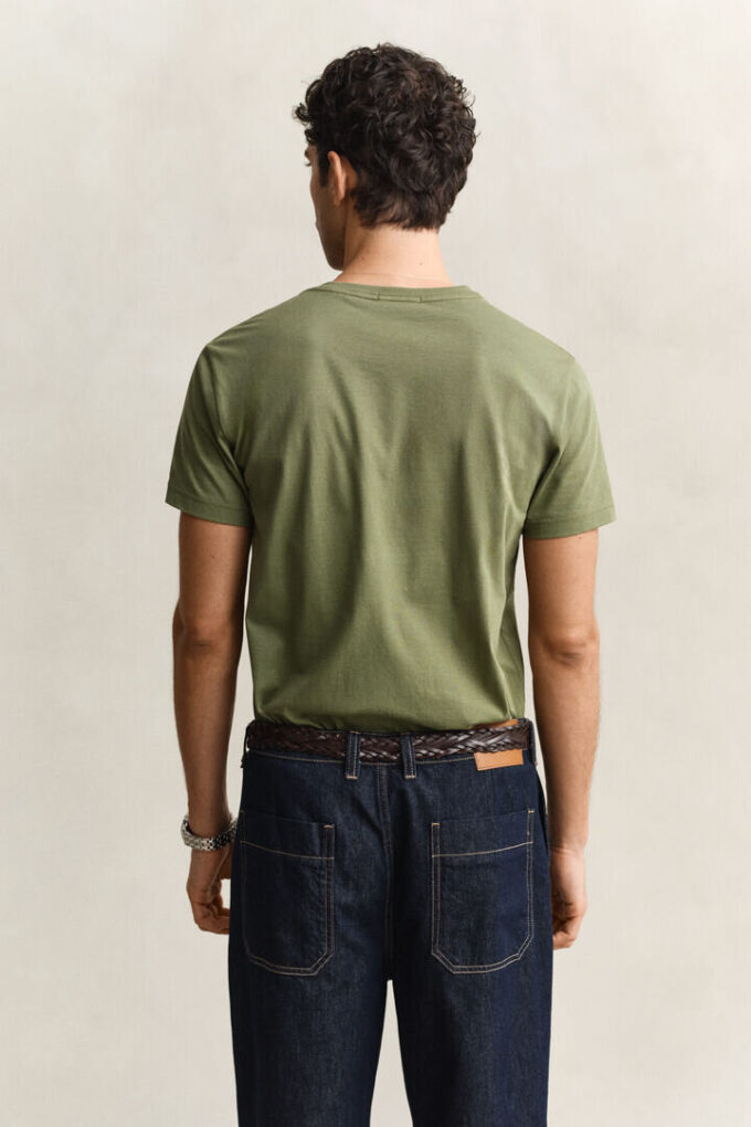 T-shirt de corte justo com decote em V e emblema