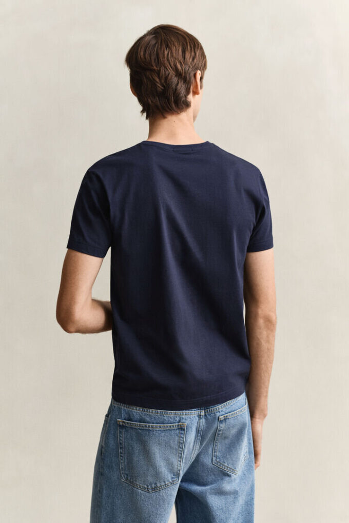 T-shirt de corte justo com decote em V e emblema
