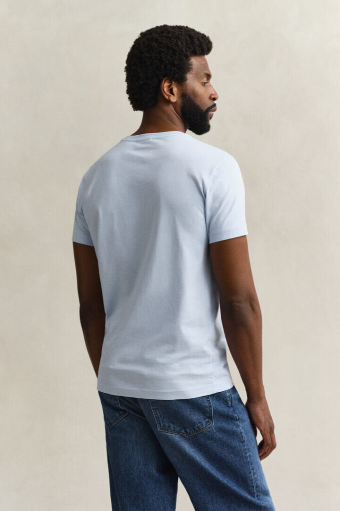 T-shirt de corte justo com decote em V e emblema