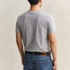 T-shirt de corte justo com decote em V e emblema