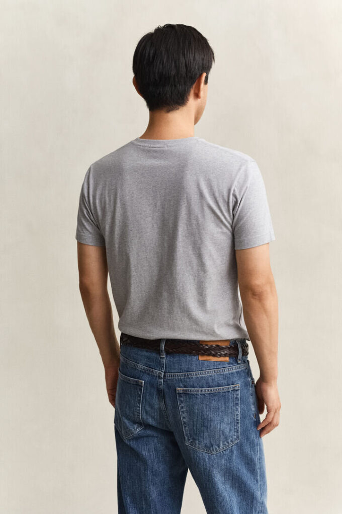 T-shirt de corte justo com decote em V e emblema