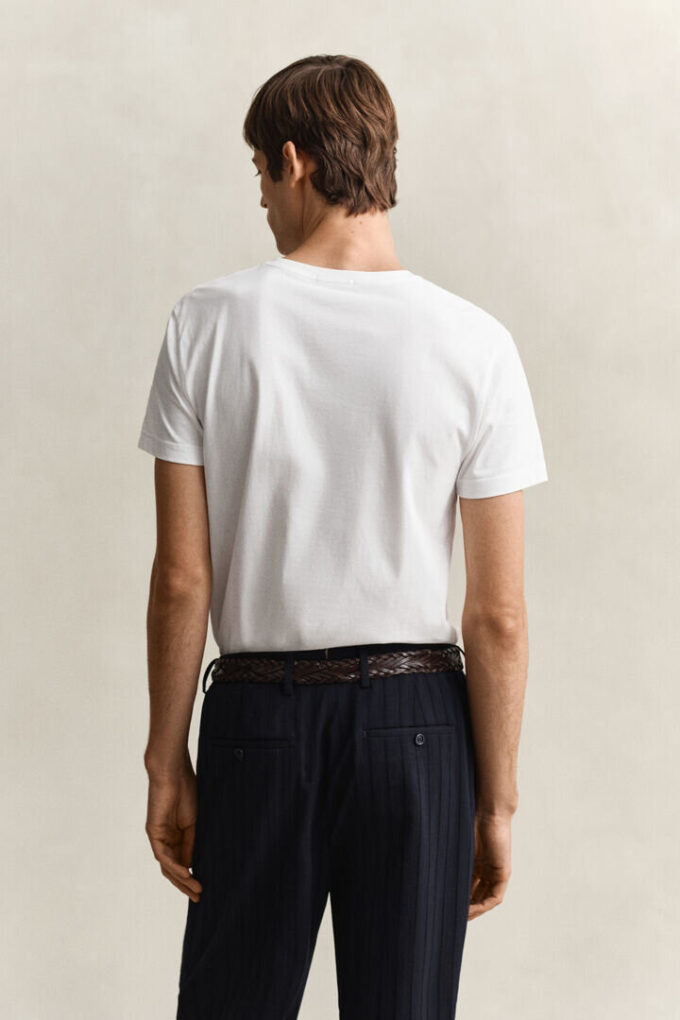 T-shirt de corte justo com decote em V e emblema