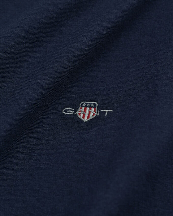 T-shirt de corte justo com decote em V e emblema
