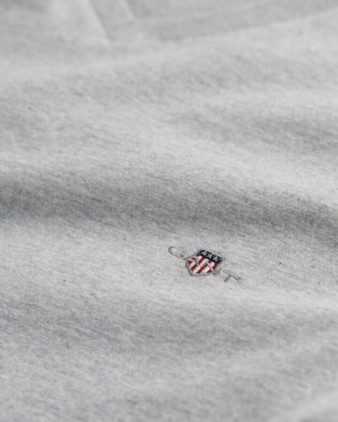T-shirt de corte justo com decote em V e emblema