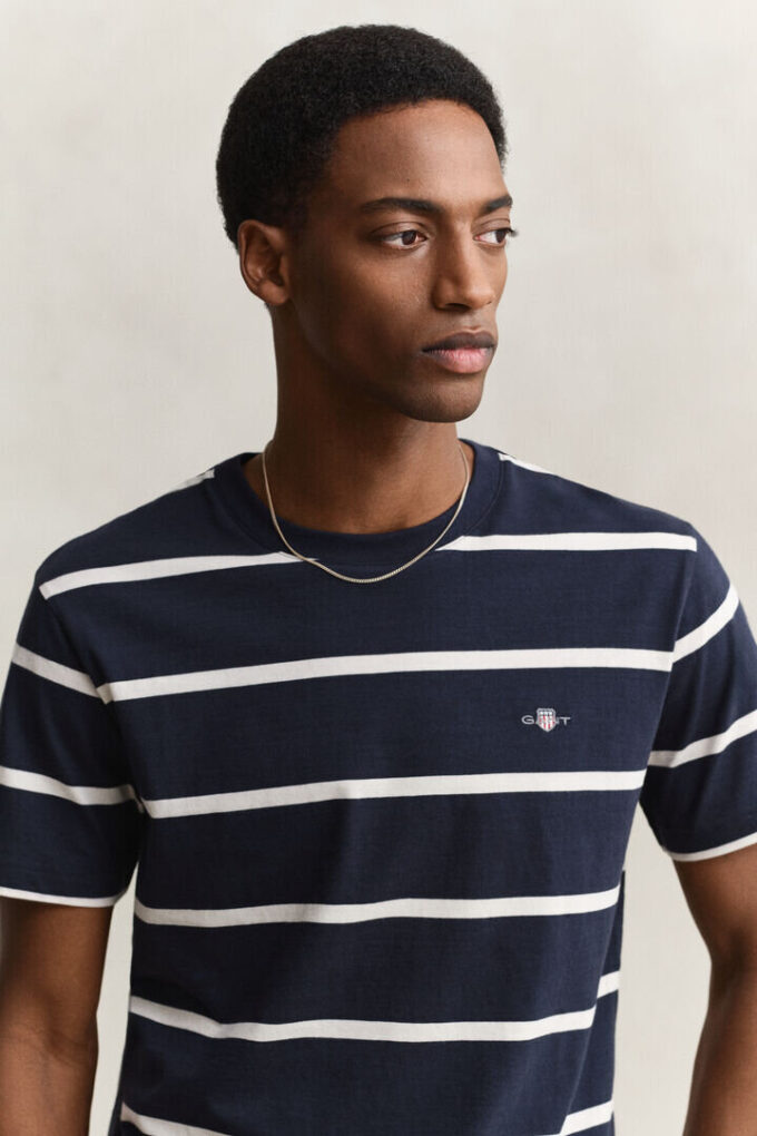 T-shirt às riscas