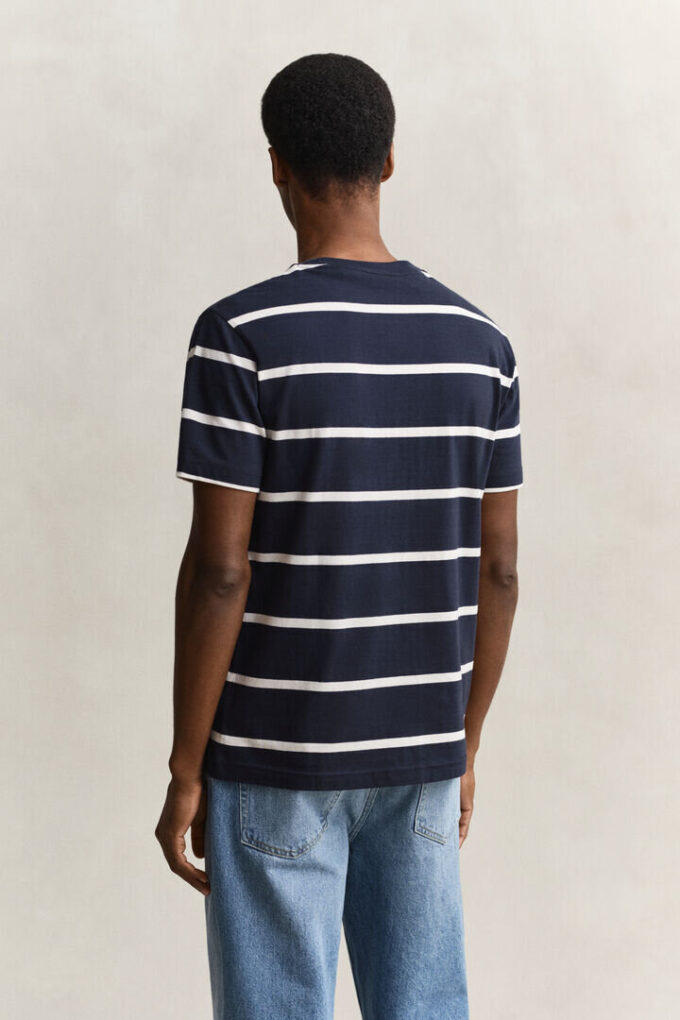 T-shirt às riscas