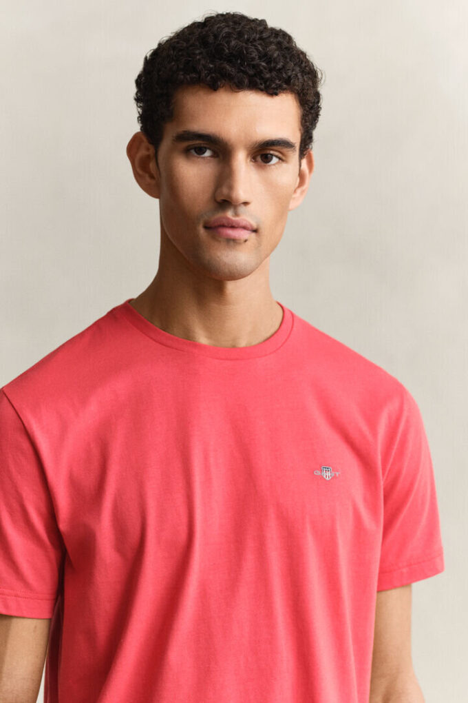 T-shirt Shield de corte regular