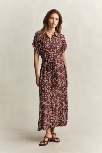 Vestido com mangas curtas e monograma