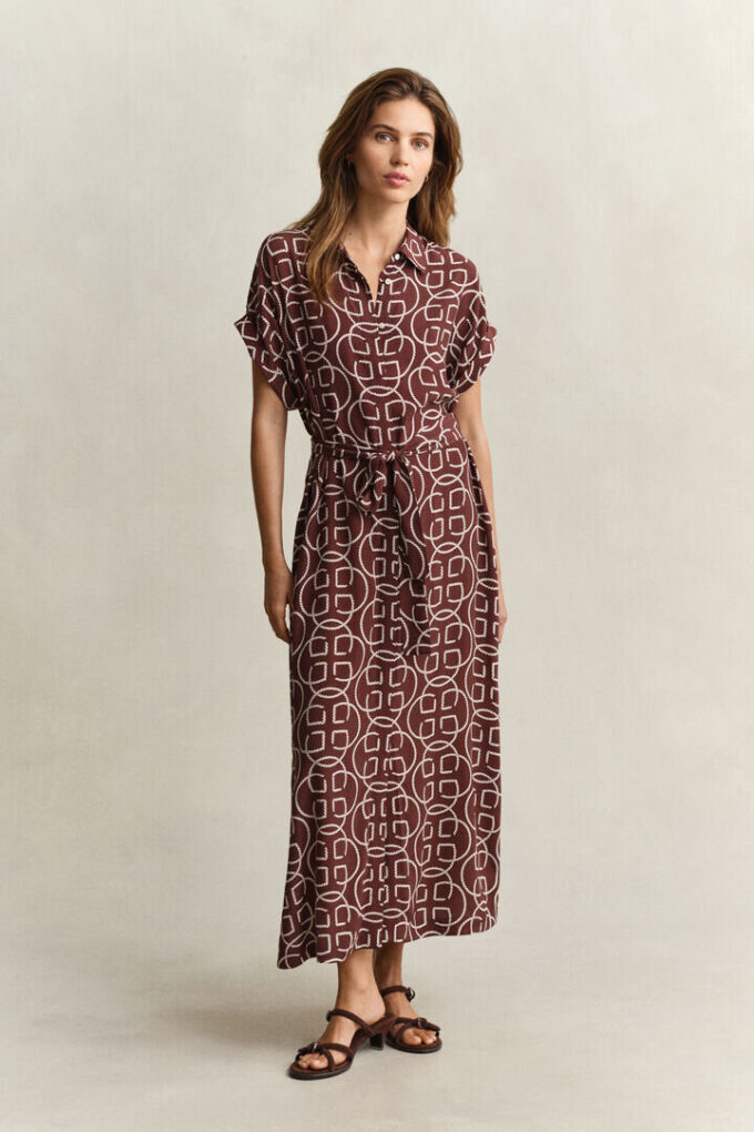 Vestido com mangas curtas e monograma