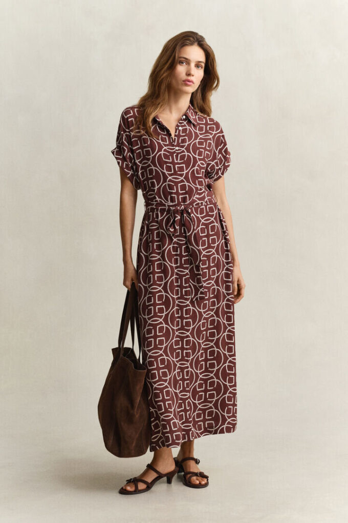 Vestido com mangas curtas e monograma