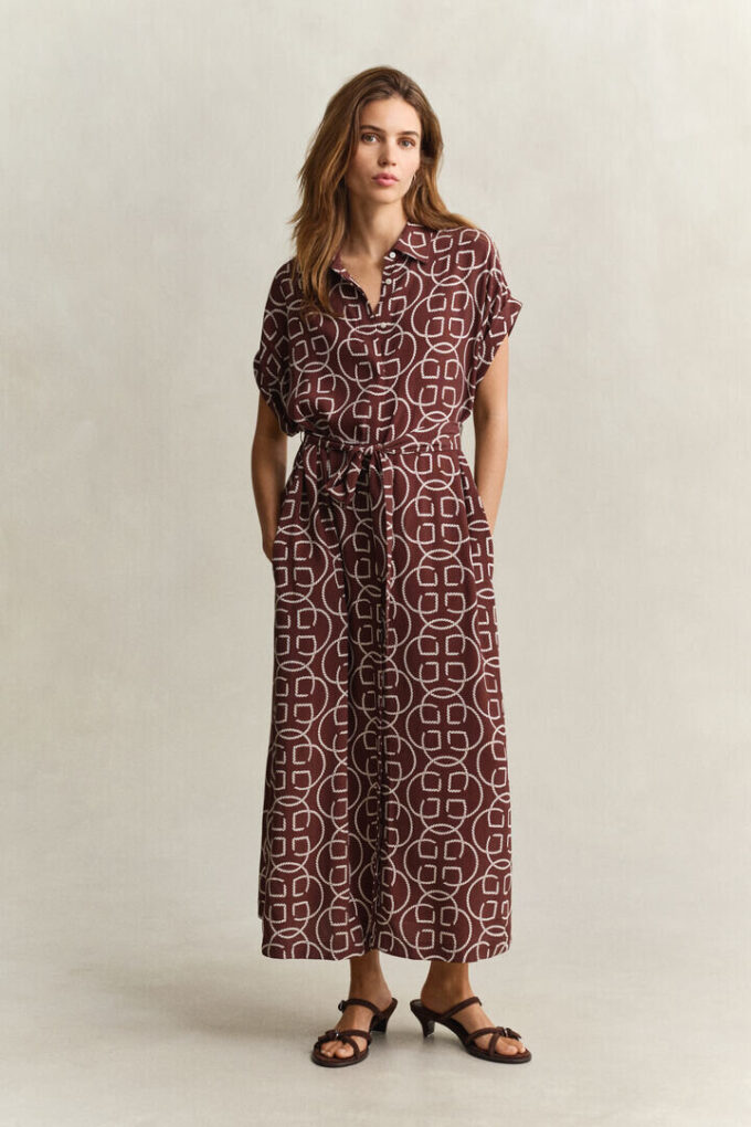 Vestido com mangas curtas e monograma