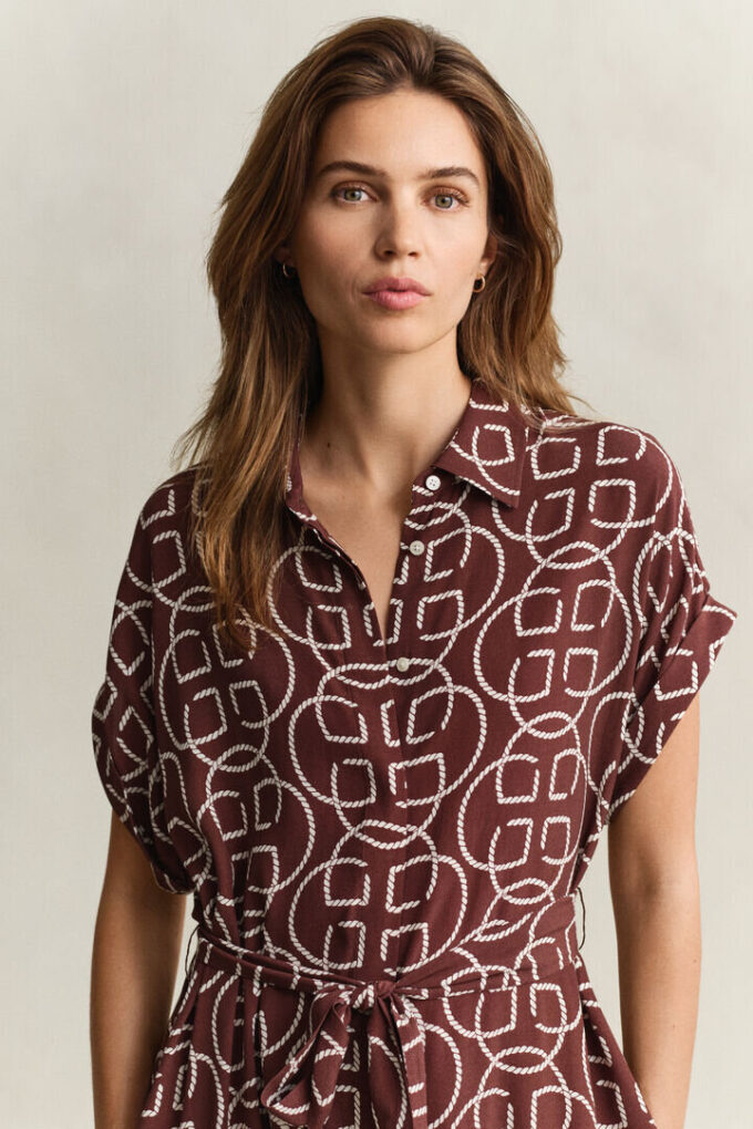 Vestido com mangas curtas e monograma