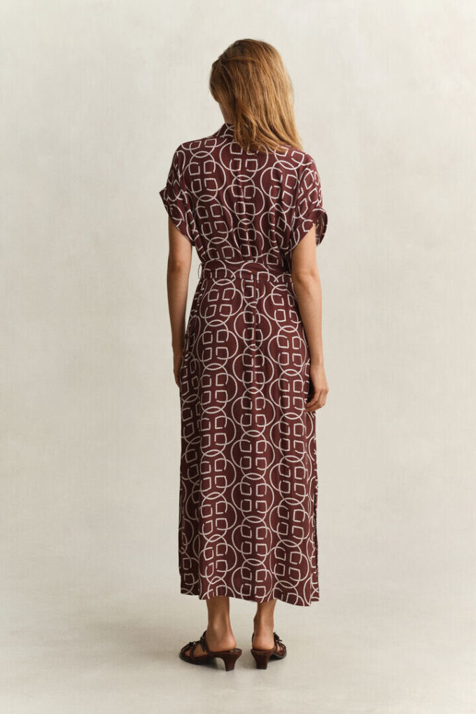 Vestido com mangas curtas e monograma