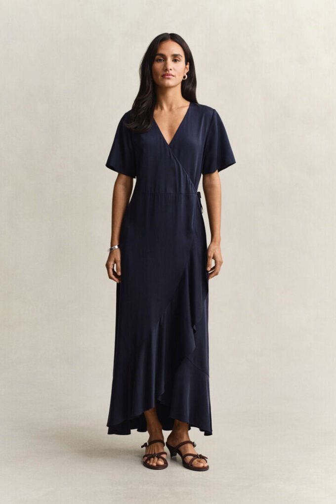 Vestido cruzado com folhos