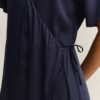 Vestido cruzado com folhos