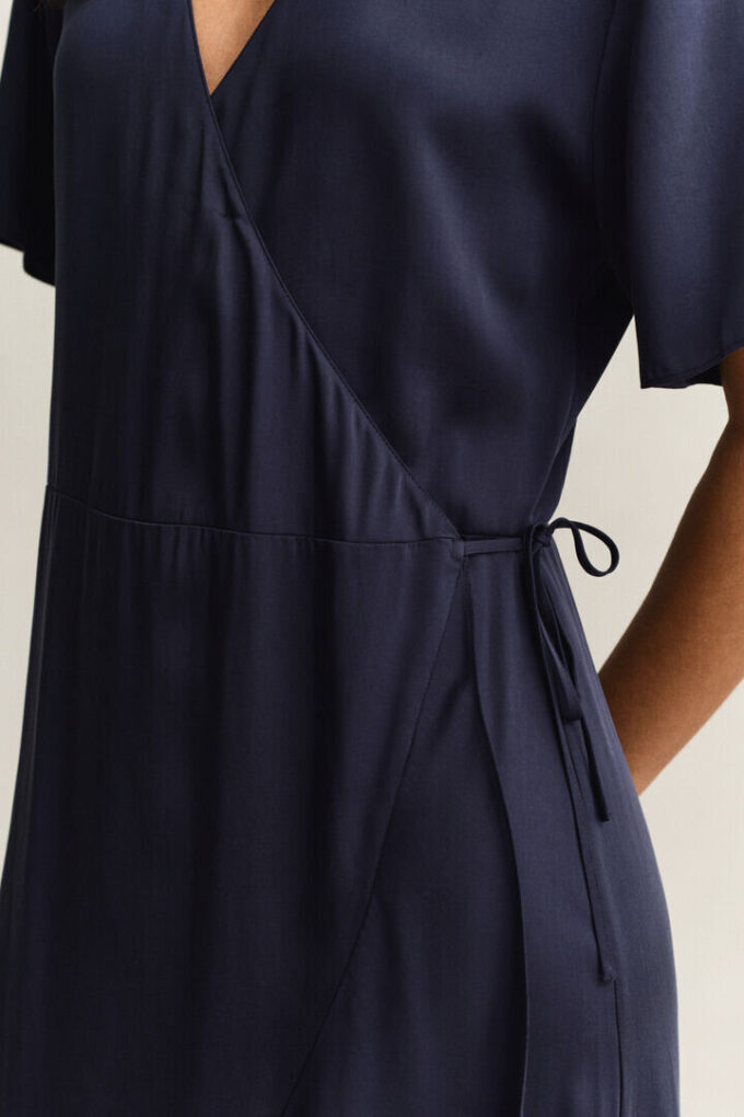 Vestido cruzado com folhos