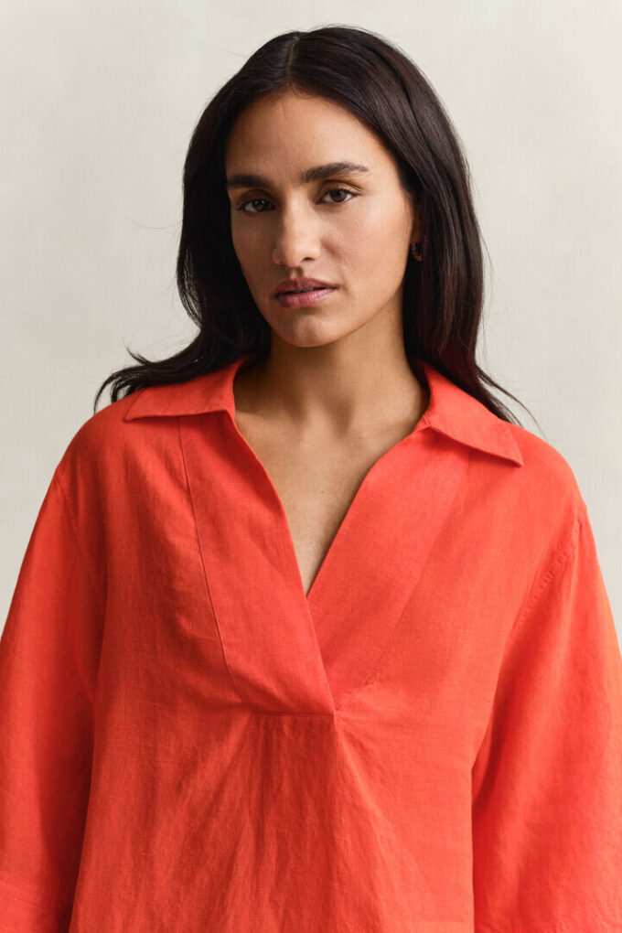 Vestido de linho com gola aberta