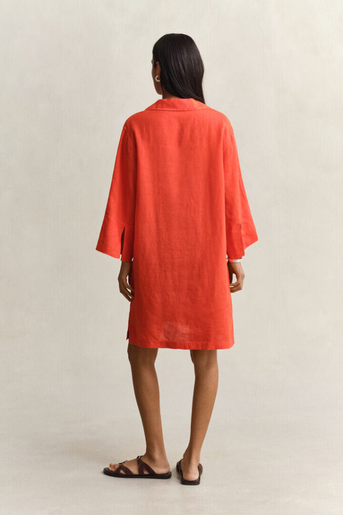 Vestido de linho com gola aberta