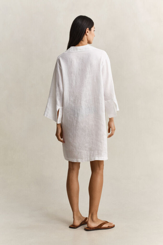 Vestido de linho com gola aberta