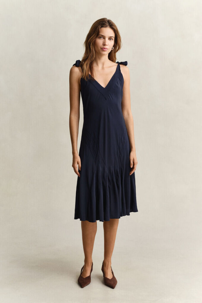 Vestido justo com corte em viés