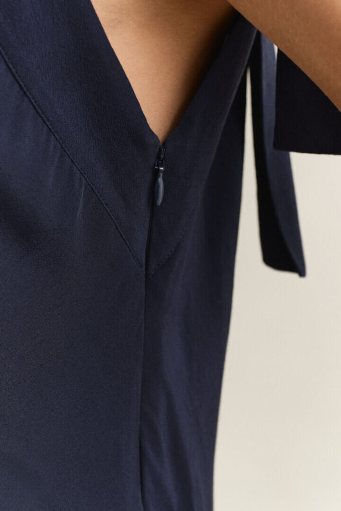 Vestido justo com corte em viés